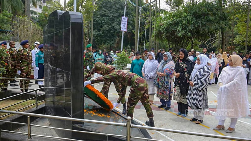 ১৫ বছর আগে বিডিআর বিদ্রোহের ঘটনায় নিহত সেনা কর্মকর্তাদের স্মরণে রোববার বনানীর সামরিক কবরস্থানে তাদের কবরে ফুল দিয়ে শ্রদ্ধা জানায় পরিবারের সদস্যরা।