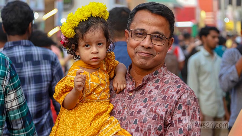 বড়দের মত বাসন্তী রঙের সাজে মঙ্গলবার বইমেলায় দেখা মেলে শিশুদের।