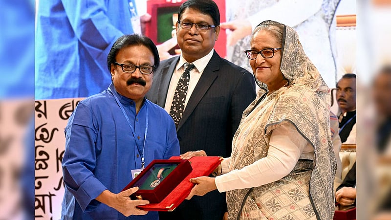 প্রধানমন্ত্রী শেখ হাসিনার হাত থেকে একুশে পদক নেন ছড়াকার লুৎফর রহমান রিটন। ভাষা ও সাহিত্যে অবদানের জন্য এ পুরস্কার পান তিনি।