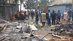 রাজবাড়ীতে ঘর পুড়ে বৃদ্ধার মৃত্যু, দগ্ধ ১
