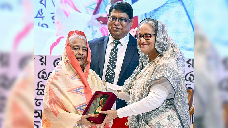 প্রধানমন্ত্রী শেখ হাসিনার হাত থেকে একই বিভাগে ২০২৪ সালের মরণোত্তর একুশে পদকপ্রাপ্ত বীর মুক্তিযোদ্ধা হাতেম আলী মিয়ার পক্ষে পদক নেন তার স্ত্রী জাহানারা বেগম।