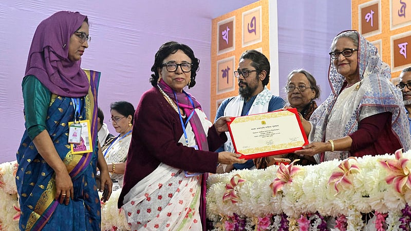 অনুবাদ বিভাগে ২০২৩ সালের বাংলা একাডেমি পুরস্কার পেয়েছেন সালেহা চৌধুরী। বৃহস্পতিবার প্রধানমন্ত্রী শেখ হাসিনার কাছে থেকে পুরস্কার গ্রহণ করেন তিনি।
