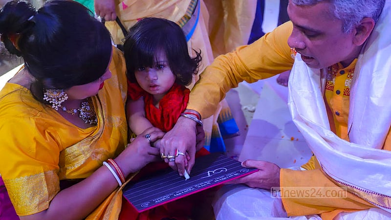 ঢাকা বিশ্ববিদ্যালয়ের জগন্নাথ হলের মণ্ডপে সরস্বতী পূজায় হাতেখড়ি হয় শিশুদের।