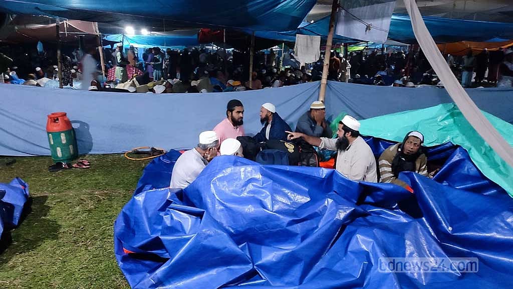 ইজতেমায় বৃষ্টির বাগড়ায় দুর্ভোগ, বয়ান বন্ধ
