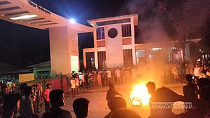 গাছের ধাক্বায় আহত ট্রেনের ছাদে থাকা শিক্ষার্থীরা, এরপর বিক্ষোভ