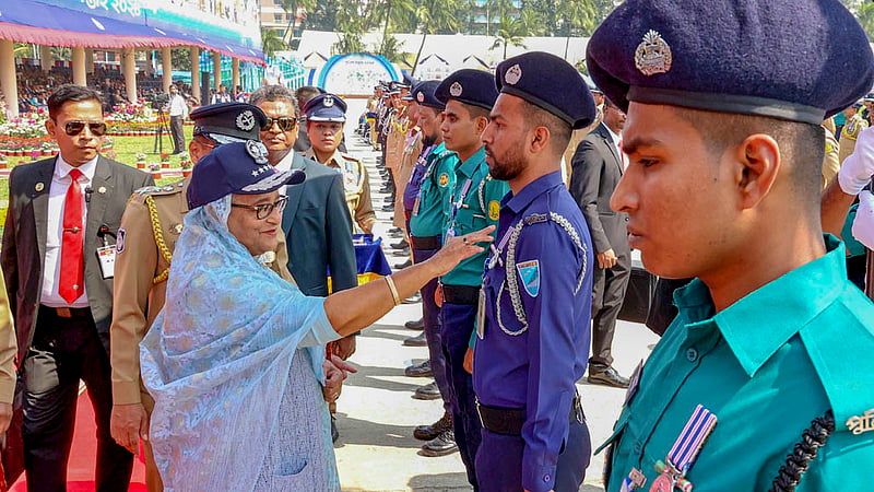 সাহসিকতা ও বীরত্বপূর্ণ কাজের স্বীকৃতি হিসেবে মঙ্গলবার পুলিশ সদস্যদের পদক দেন প্রধানমন্ত্রী শেখ হাসিনা।