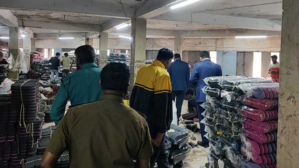 রাজধানীতে নকল জুতার কারখানায় অভিযান, মালিকের জরিমানা