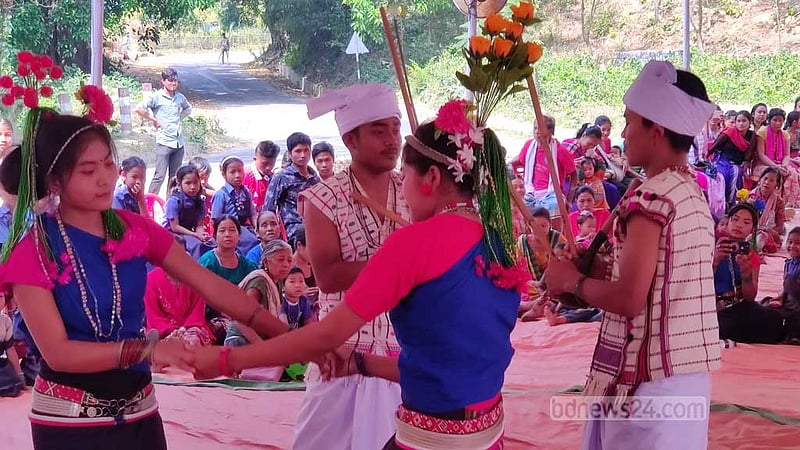 বাদ্যযন্ত্রের তালে তালে নৃত্য পরিবেশন করছেন শিল্পীরা।