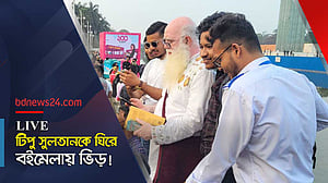 বইমেলায় লেখক টিপু সুলতানকে ঘিরে ভিড়