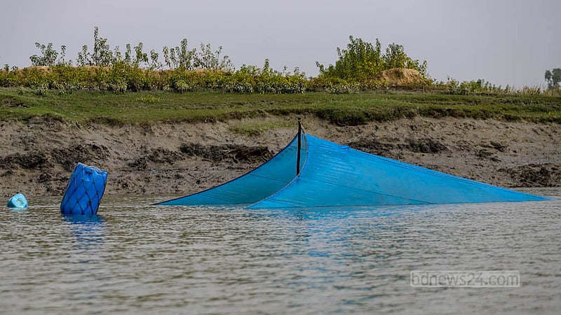 উপকূলের বাসিন্দারা ভাটার সময় খুঁটি দিয়ে জাল পেতে রাখেন।