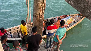 গুলিবিদ্ধ নারীসহ ৫ রোহিঙ্গা নিয়ে শাহপরীর দ্বীপে এল নৌকা