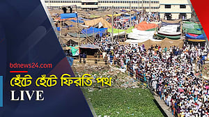 হেঁটে ফিরতি পথ ধরেছে মানুষ