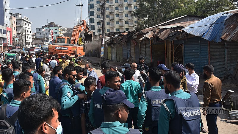 চট্টগ্রামের রেল স্টেশন থেকে নিউ মার্কেট এলাকা পর্যন্ত ফুটপাতে গড়ে ওঠা দোকানপাট উচ্ছেদে বৃহস্পতিবার অভিযান পরিচালনা করে সিটি করপোরেশন।