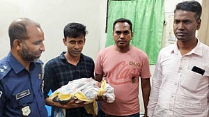 ঝোপে ফেলে যাওয়া নবজাতক পেল আশ্রয়