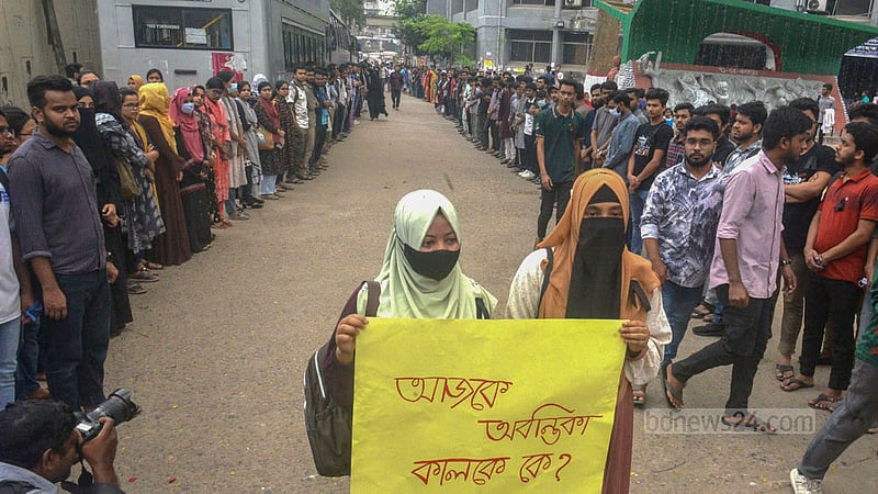 আইন বিভাগের শিক্ষার্থী ফাইরুজ সাদাফ অবন্তিকার আত্মহননের ঘটনায় দোষীদের বিচার দাবিতে সোমবার জগন্নাথ বিশ্ববিদ্যালয়ে সমাবেশ করে তার বিভাগের শিক্ষার্থীরা।