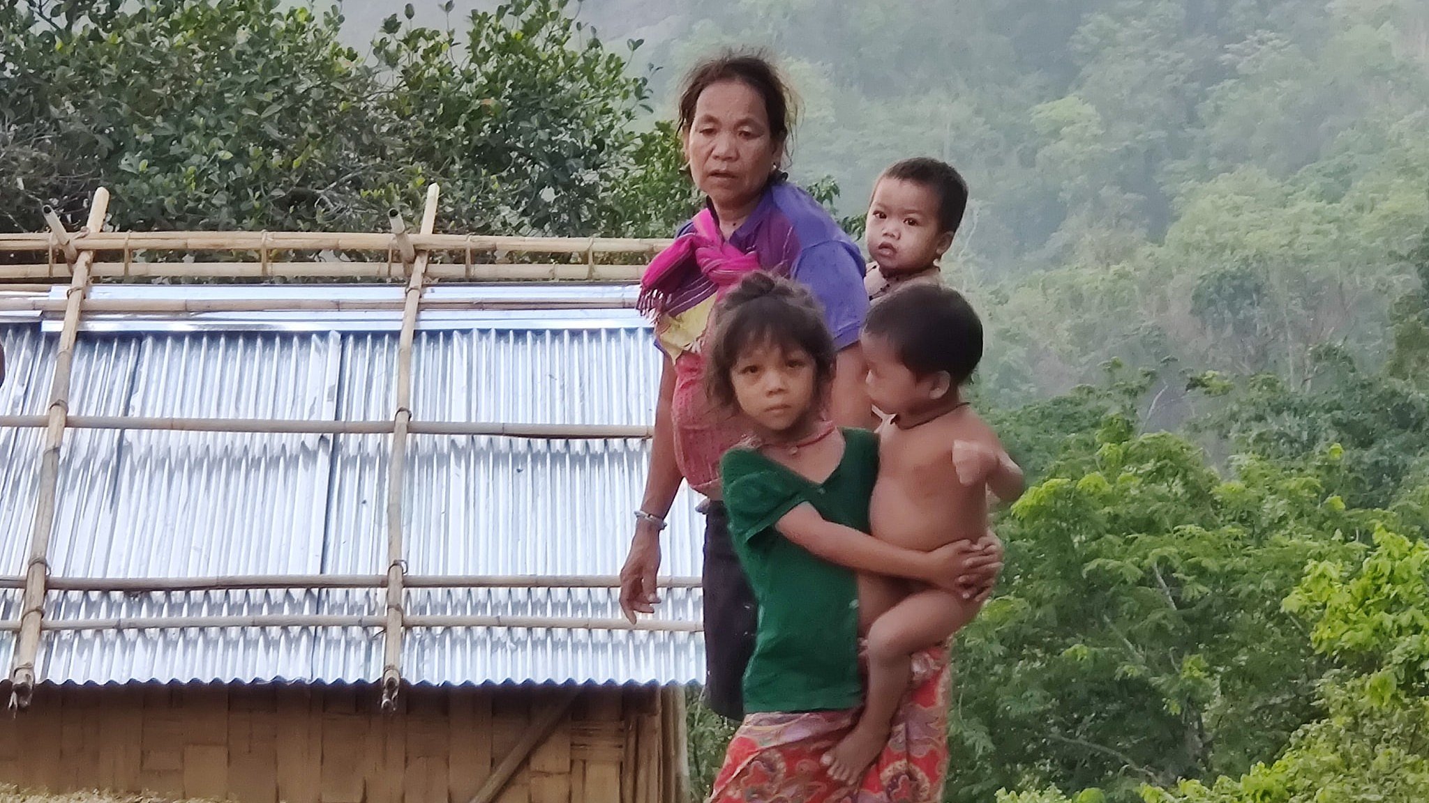 আদিবাসী নারীর ঘর কীভাবে ছোট হয়ে আসে?