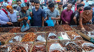 রোজার আগে খেজুর কিনতে ভিড়