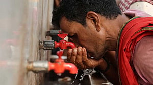 দিনে কতটুকু পানি পান করবেন, সমস্যা আসলে কোথায়?