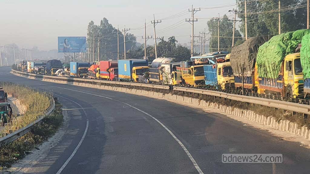 টাঙ্গাইলে মহাসড়‌কের ১৭ কিলোমিটার এলাকাজু‌ড়ে যানজট