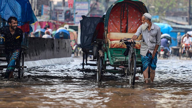 ঢাকার পোস্তগোলা এলাকায় জলাবদ্ধতায় ভোগান্তিতে পড়েন ভ্যান ও রিকশা চালকরা।