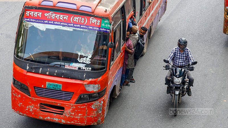ইফতারের আগে বাড়ি ফিরতে মরিয়া মানুষ। এই সুযোগে বাসচালকরা এলোমেলোভাবে বাড়তি যাত্রী তোলার প্রতিযোগিতায় লিপ্ত হন। বাড়ি ফেরার তাগাদায় যাত্রীরাও ঝুঁকি নেন।