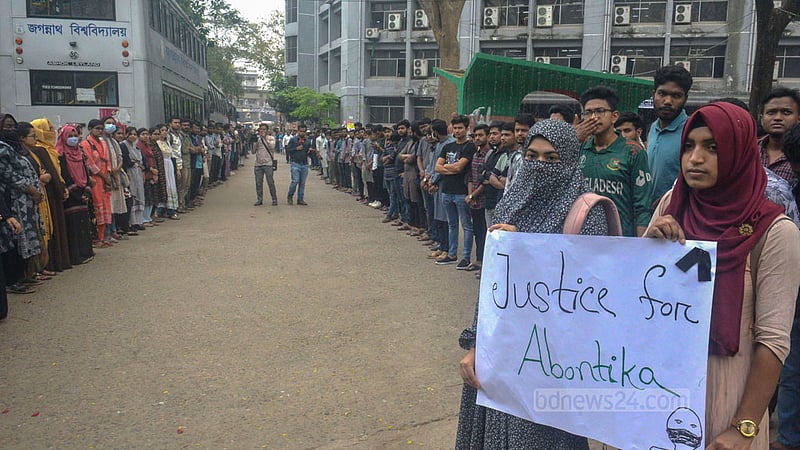 আইন বিভাগের শিক্ষার্থী ফাইরুজ সাদাফ অবন্তিকার আত্মহননের ঘটনায় দোষীদের বিচার দাবিতে সোমবার জগন্নাথ বিশ্ববিদ্যালয়ে সমাবেশ করে তার বিভাগের শিক্ষার্থীরা।