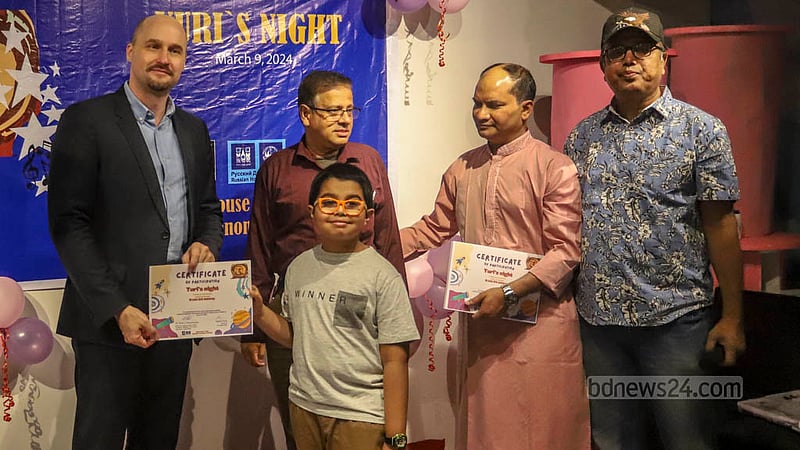 ইউরি নাইটে রাশিয়ান হাউজের পরিচালক পাভেল দভইচেনকভ শিশুদের হাতে সনদ তুলে দেন।