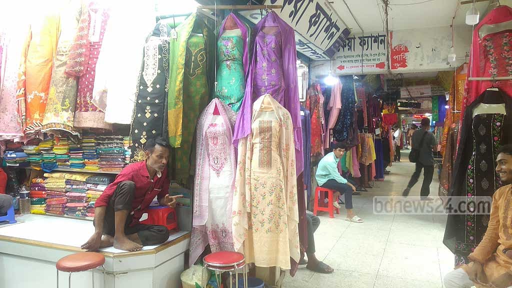 পোশাকের ‘দাম বাড়ায় বিক্রি কম’, ‘উভয় সংকটে’ বিক্রেতা