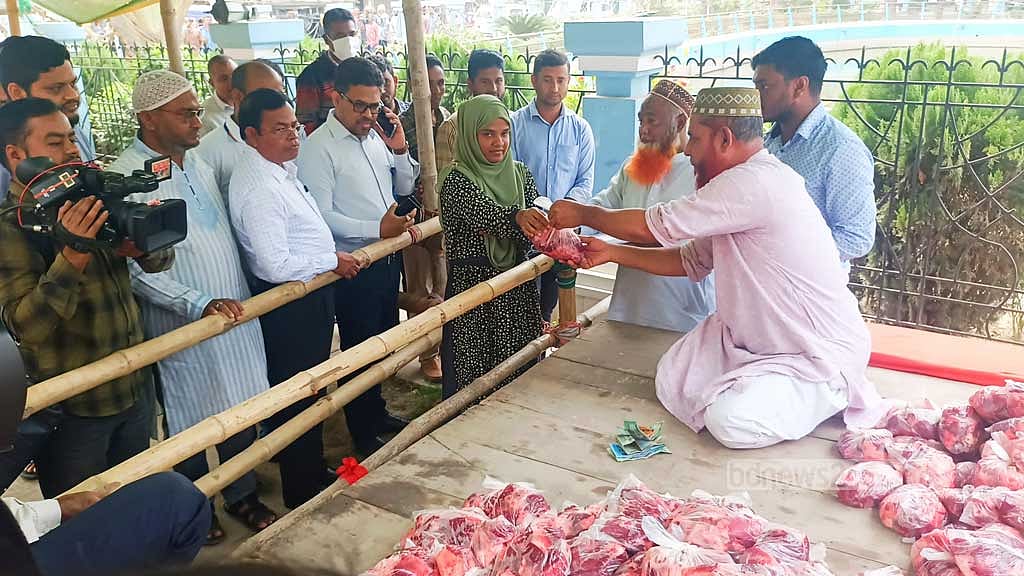 নিম্ন আয়ের মানুষের জন্য কেজিতে দুইশ টাকা কমে গরুর মাংস