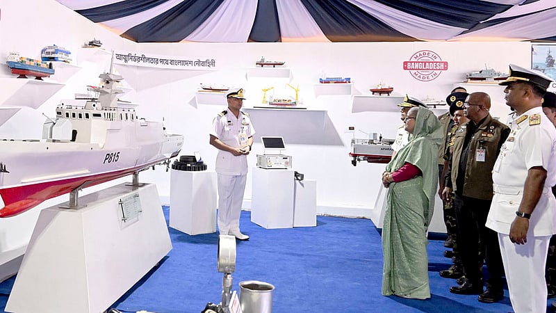 জাতীয় প্যারেড স্কয়ারে সোমবার সম্মিলিত সমরাস্ত্র প্রদর্শনীর উদ্বোধন শেষে নৌবাহিনীর একটি স্টল পরিদর্শন করেন প্রধানমন্ত্রী শেখ হাসিনা। এ সময়ে তার সঙ্গে ছিলেন নৌবাহিনী প্রধান অ্যাডমিরাল এম নাজমুল হাসান।
