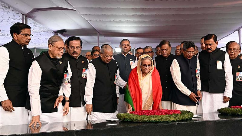 ঐতিহাসিক ৭ মার্চ উপলক্ষে বৃহস্পতিবার সকালে ধানমণ্ডি ৩২ নম্বরে আওয়ামী লীগ নেতাদের সঙ্গে নিয়ে জাতির পিতা বঙ্গবন্ধু শেখ মুজিবুর রহমানের প্রতিকৃতিতে শ্রদ্ধা জানান দলের সভাপতি প্রধানমন্ত্রী শেখ হাসিনা। 