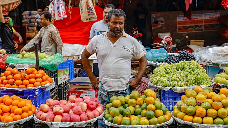 কারওয়ান বাজারে বিদেশি ফলের দামও বেশি। আপেল, কমলা ও মাল্টা কিনতে হলে কেজিপ্রতি খরচ করতে হবে আড়াইশোর টাকার বেশি।