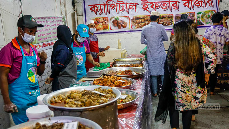 পুরান ঢাকার ঐতিহ্যবাহী ইফতারির সব আইটেমই থাকে ক্যাপিটাল ইফতার বাজারে।
