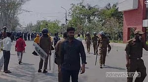 মোংলা ইপিজেডে কারখানায় শ্রমিক ছাঁটাই, বিক্ষোভ-ভাঙচুর