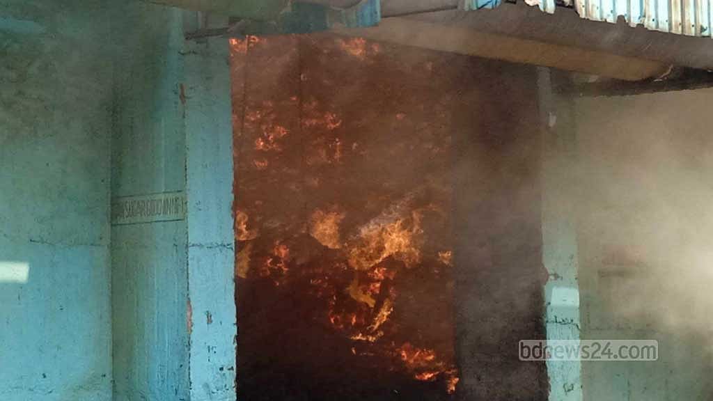 ১৮ ঘণ্টায়ও পুরোপুরি নেভেনি এস আলমের চিনির গুদামের আগুন