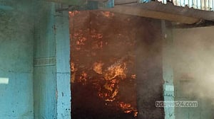 ১৮ ঘণ্টায়ও পুরোপুরি নেভেনি এস আলমের চিনির গুদামের আগুন