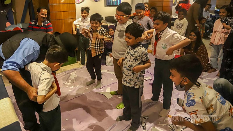 ইউরি নাইট অনুষ্ঠানে শিশুদের বিভিন্ন জাদু দেখান জাদুকর আরিফ আজগর।