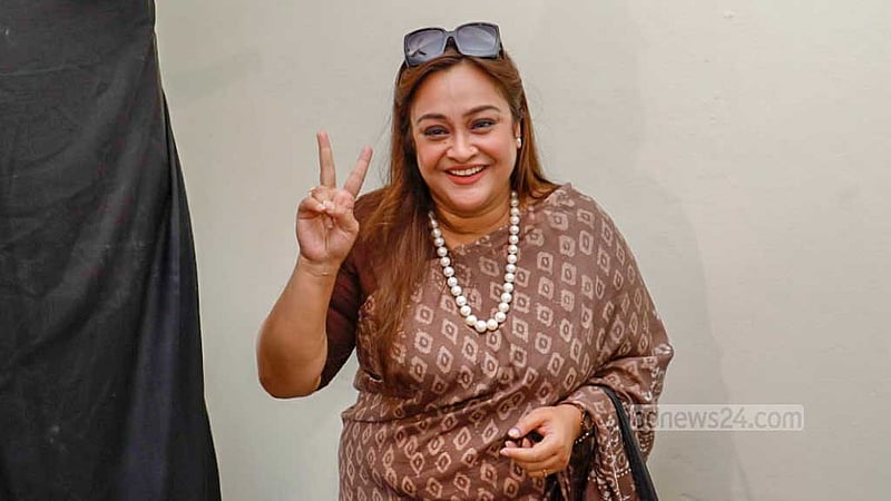 কুমিল্লা সিটি করপোরেশনের উপনির্বাচনে মেয়র প্রার্থী তাহসিন বাহার সূচনা ভোট দিয়ে বিজয় চিহ্ন দেখান।