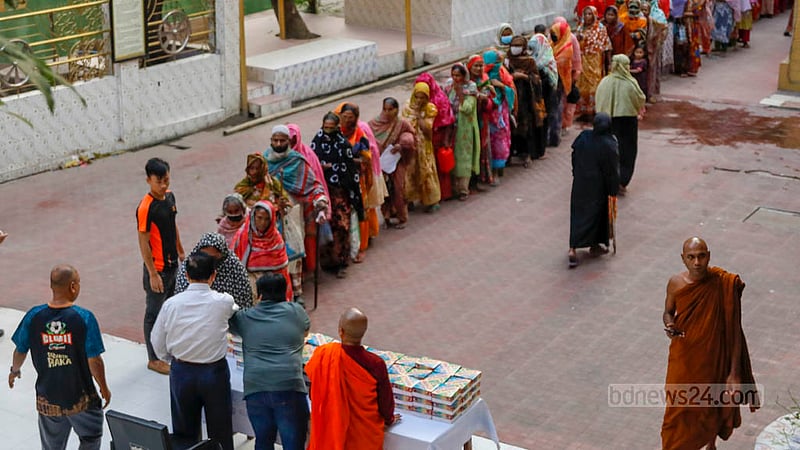 বাসাবোর ধর্মরাজিক বৌদ্ধ বিহারে শুক্রবার ইফতারির অপেক্ষায় নারীদের দীর্ঘ লাইন।