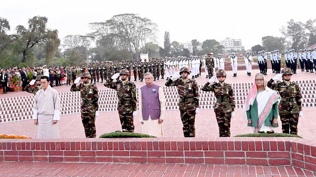 শহীদ স্মরণে স্মৃতিসৌধে রাষ্ট্রপতি, প্রধানমন্ত্রীর সঙ্গী ভুটানের রাজা