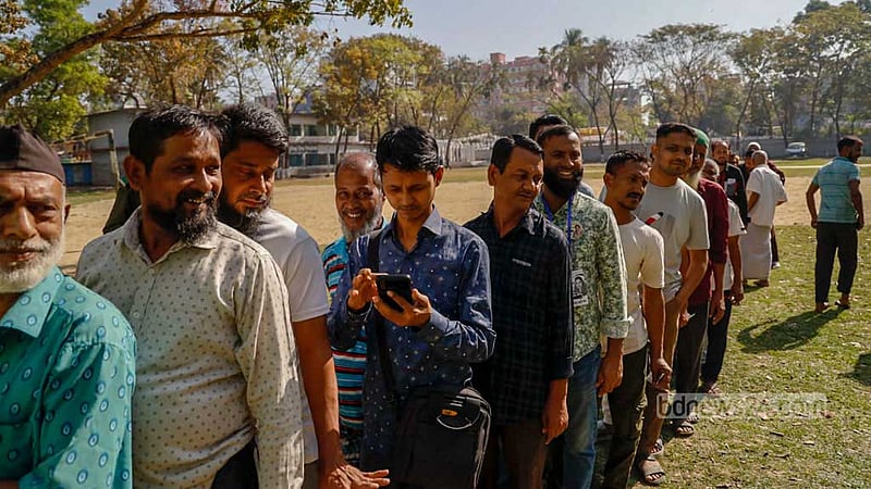 কুমিল্লা সিটি করপোরেশনে মেয়র পদের উপনির্বাচনে হোচ্ছামিয়া উচ্চ বিদ্যালয় কেন্দ্রে শনিবার সকালে ভোটারদের লাইন ।
