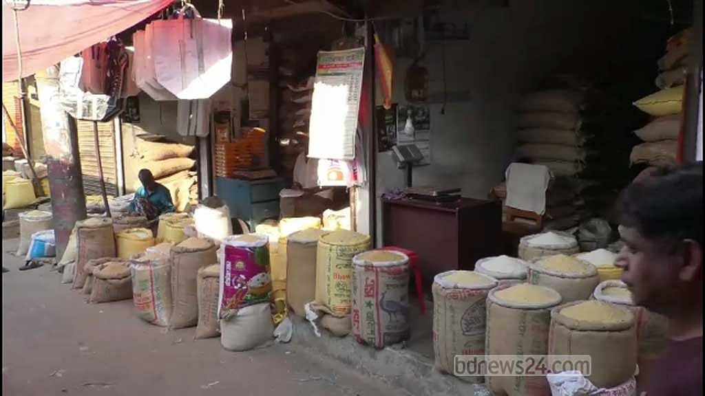 দিনাজপুরে হঠাৎ বেড়েছে চালের দাম
