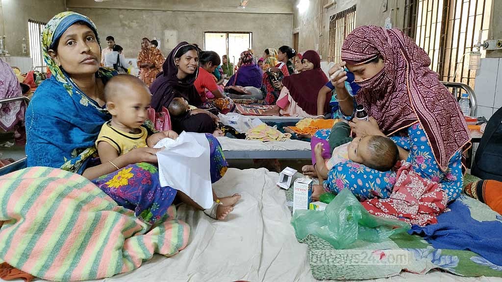 ঠাকুরগাঁও হাসপাতালের শিশু ওয়ার্ডে শয্যা সংকট: ‘এক বেডে দুই রোগী’