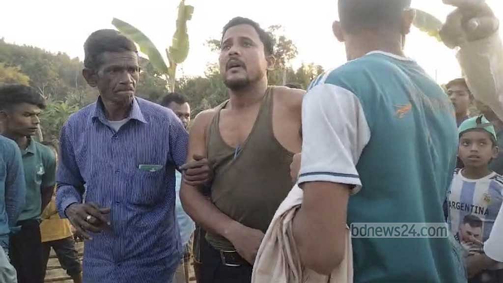 সীমান্তে কথা বলছিলেন ইউপি সদস্য, গুলি এসে লাগল কোমরে