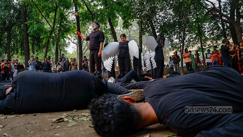 একাত্তরের ২৫ মার্চের ভয়াল রাতের ঘটনা পথনাটকের মাধ্যমে তুলে ধরার চেষ্টা নাট্যসংগঠন প্রাচ্যনাটের।