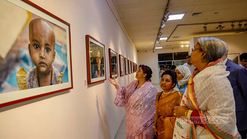 ঢাকার শিল্পকলা একাডেমির জাতীয় চিত্রশালায় সোমবার বিকালে ‘অবছায়ায় ধ্বনি’ ঘুরে দেখেন সমাজকল্যাণ মন্ত্রী দীপু মনি এবং মহিলা ও শিশুবিষয়ক প্রতিমন্ত্রী সিমিন হোসেন রিমি।