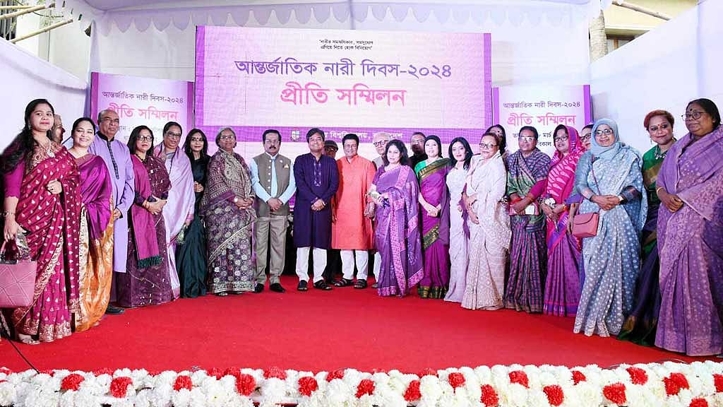 ‘দেয়াল ভেঙে’ নারীদের বেরিয়ে আসতে হবে: দীপু মনি