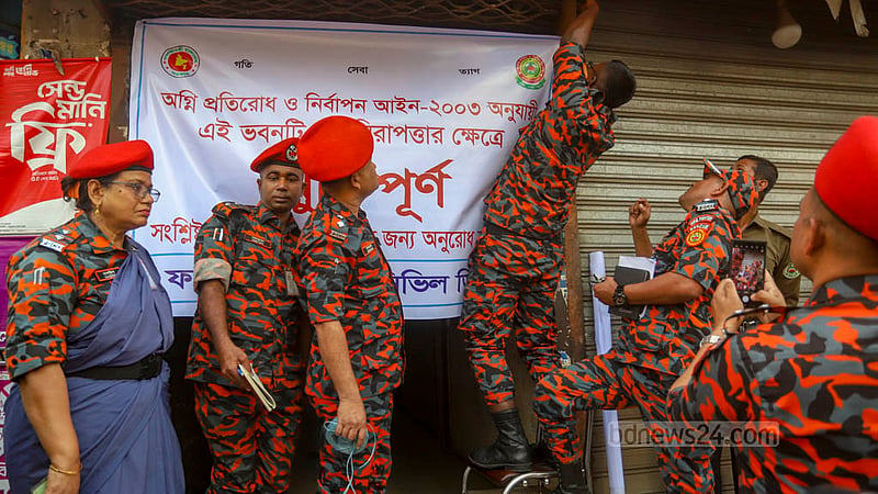 ধানমন্ডির সাতমসজিদ সড়কের পাশে রেস্তোরাঁ ঠাসা কেয়ারি ক্রিসেন্ট প্লাজা ভবনে সতর্কবার্তা ঝুলিয়ে দেয় ফায়ার সার্ভিস কর্মীরা।