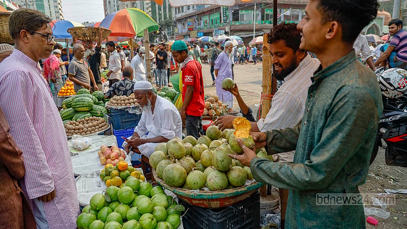 আকার অনুযায়ী দাম হাঁকা হচ্ছে বেলের। ছোট আকারের একটি বেলের দামই চাওয়া হচ্ছে ৬০ টাকা। বড়গুলো কিনতে চাইলে খরচ করতে হবে ১০০ থেকে ১২০ টাকা।