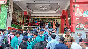 সরকারি সংস্থাগুলো ‘হায়েনার মত’ ঝাঁপিয়ে পড়েছে: রেস্তোরাঁ মালিক সমিতি